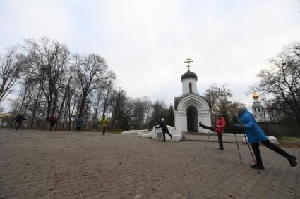 Вологодская область. Вологда. Корреспонденты `Комсомольской правды` Владимир Ворсобин и Иван Макеев путешествуют автостопом по России. Занятия пенсионеров на свежем воздухе.