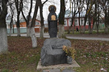 Вологодская область. Вологда. Корреспонденты `Комсомольской правды` Владимир Ворсобин и Иван Макеев путешествуют автостопом по России. Памятник преподобному Герасиму Вологодскому.