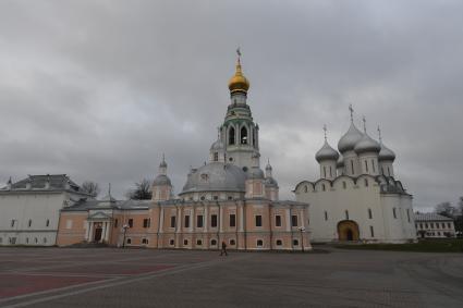 Вологодская область. Вологда. Корреспонденты `Комсомольской правды` Владимир Ворсобин и Иван Макеев путешествуют автостопом по России. Вид на Вологодский  кремль , Софийский собор (справа).