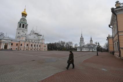 Вологодская область. Вологда. Корреспонденты `Комсомольской правды` Владимир Ворсобин и Иван Макеев путешествуют автостопом по России. Вид на Вологодский  кремль , Софийский собор (в центре) и храм Александра Невского (справа).