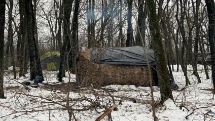 Луганская область. Сватовское направление. Палатки в лагере одного из артиллерийских подразделений Западного военного округа.