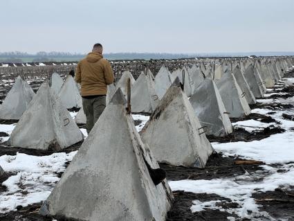 Луганская область. Сватовское направление. Бетонные конусы, из которых формируются непроходимые заграждения, в лагере одного из артиллерийских подразделений Западного военного округа.