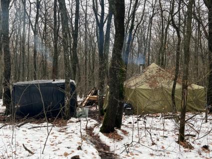 Луганская область. Сватовское направление. Палатки в лагере одного из артиллерийских подразделений Западного военного округа.