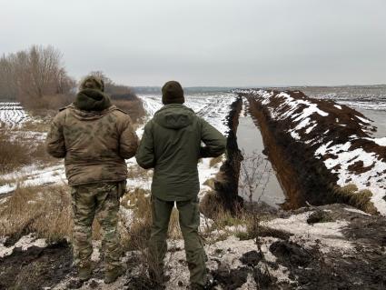 Луганская область. Сватовское направление. Траншея в лагере одного из артиллерийских подразделений Западного военного округа.