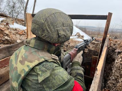 Луганская область. Сватовское направление. Военнослужащий в блиндаже в лагере одного из артиллерийских подразделений Западного военного округа.