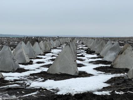 Луганская область. Сватовское направление. Бетонные конусы, из которых формируются непроходимые заграждения, в лагере одного из артиллерийских подразделений Западного военного округа.