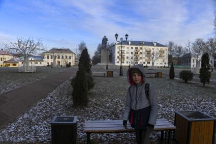 Вологодская область. Великий Устюг. Корреспонденты `Комсомольской правды` Владимир Ворсобин и Иван Макеев путешествуют автостопом по России. На улице города.