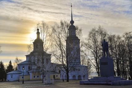 Вологодская область. Великий Устюг. Корреспонденты `Комсомольской правды` Владимир Ворсобин и Иван Макеев путешествуют автостопом по России. Церковь Николы Гостиного.