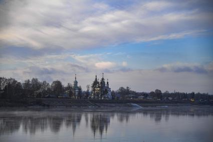 Вологодская область. Великий Устюг. Корреспонденты `Комсомольской правды` Владимир Ворсобин и Иван Макеев путешествуют автостопом по России. Вид на набережную.