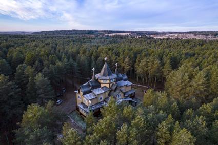 Вологодская область. Великий Устюг. Корреспонденты `Комсомольской правды` Владимир Ворсобин и Иван Макеев путешествуют автостопом по России. Вид на резиденцию Деда Мороза.