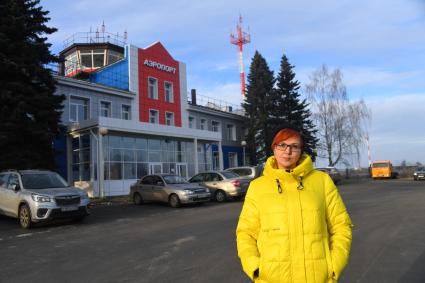 Вологодская область. Великий Устюг. Корреспонденты `Комсомольской правды` Владимир Ворсобин и Иван Макеев путешествуют автостопом по России. Вид на здание аэропорта.