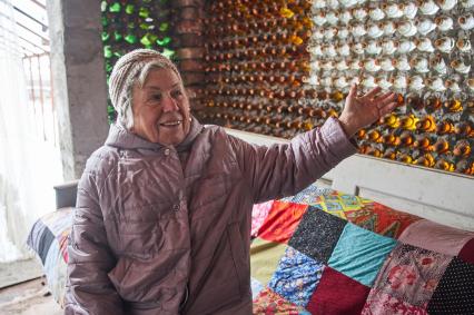 Пермский край. Пенсионерка Зоя Симачева в своем доме, построенном из бутылок.