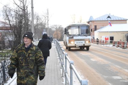 Вологодская область. Тотьма. Корреспонденты `Комсомольской правды` Владимир Ворсобин и Иван Макеев путешествуют автостопом по России. Местный житель на улице города.