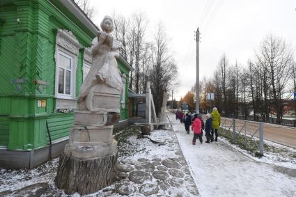 Вологодская область. Тотьма. Корреспонденты `Комсомольской правды` Владимир Ворсобин и Иван Макеев путешествуют автостопом по России. Скульптура  во дворе дома.