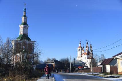 Вологодская область. Тотьма. Корреспонденты `Комсомольской правды` Владимир Ворсобин и Иван Макеев путешествуют автостопом по России. Виды города. Церковь Входа Господня в Иерусалим.