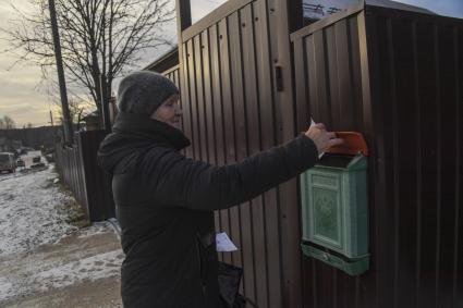 Вологодская область. Тотьма. Корреспонденты `Комсомольской правды` Владимир Ворсобин и Иван Макеев путешествуют автостопом по России. Почтальон у ворот дома.