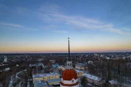 Вологодская область. Тотьма. Корреспонденты `Комсомольской правды` Владимир Ворсобин и Иван Макеев путешествуют автостопом по России. Виды города с высоты.  Купол церкви Успения Пресвятой Богородицы.