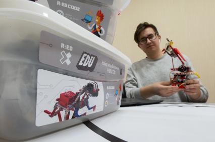 Санкт-Петербург. Продукт-менеджер Robotics Education (R:ED) Денис Манакин демонстрирует набор по робототехнике R:ED X EDU.