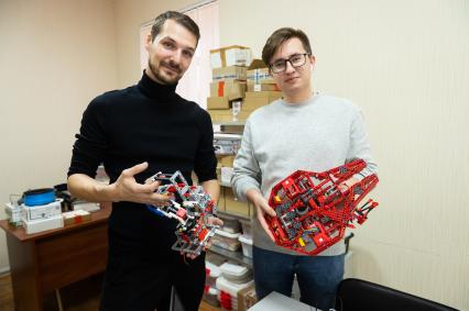 Санкт-Петербург. Коммерческий директор питерской компании Robotics Education (R:ED) Сергей Кербицкий (слева) и продукт-менеджер Robotics Education Денис Манакин демонстрируют наборы по робототехнике R:ED X EDU.