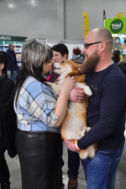 Московская область. Красногорск. Мужчина и женщина с собакой породы корги на выставке собак `Россия. Кубок РКФ 2020-2021` и `Россия. Кубок РКФ & Кубок Москвы-2022` в МВЦ `Крокус Экспо`.