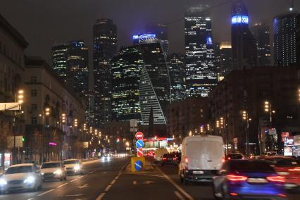 Москва. Вид на международный деловой центр `Москва-Сити` и Большую Дорогомиловскую улицу.