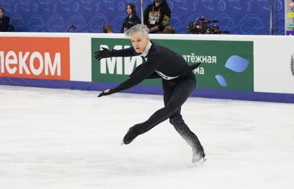 Пермь. Евгений Семененко выступает с произвольной программой мужского одиночного катания на VI этапе Гран-при России по фигурному катанию.