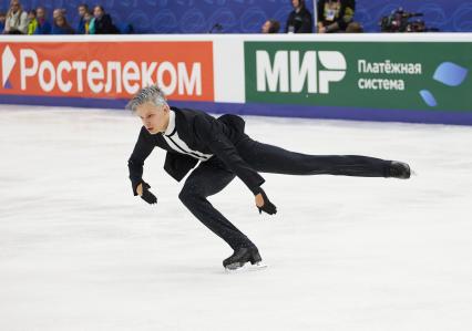 Пермь. Евгений Семененко выступает с произвольной программой мужского одиночного катания на VI этапе Гран-при России по фигурному катанию.