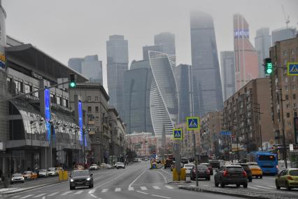 Москва. Вид с Большой Дорогомиловской улицы на Москва-Сити.