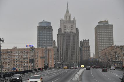 Москва. Вид с Бородинского моста на здание МИДа.