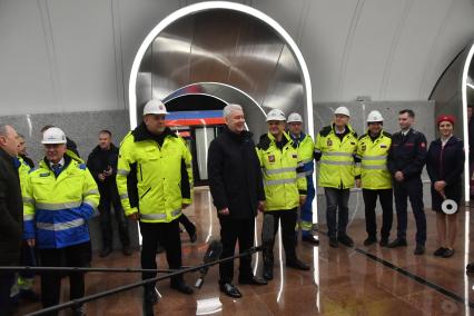 Москва.   Мэр Москвы Сергей Собянин (в центре)  и генеральный директор Мосметростроя Сергей Жуков (справа) во время технического запуска на станции `Рижская`Большой кольцевой линии (БКЛ) Московского метрополитена.