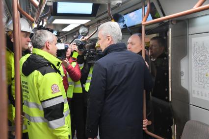 Москва.  Мэр Москвы Сергей Собянин в вагоне метро во время технического запуска станций Большой кольцевой линии (БКЛ) Московского метрополитена.