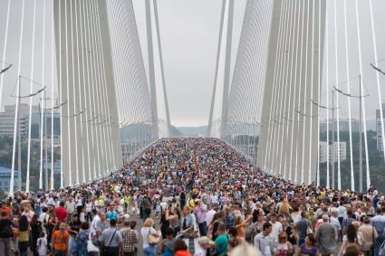 г.Владивосток. Люди на Золотом вантовом мосту через бухту Золотой Рог.