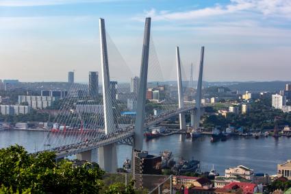 г.Владивосток. Золотой вантовый мост через бухту Золотой Рог.