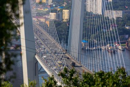 г.Владивосток. Золотой вантовый мост через бухту Золотой Рог.