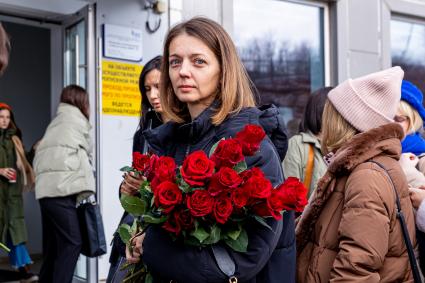 Владивосток. Директор филиала КП во Владивостоке Татьяна Клановец на церемонии открытия мемориальной доски в честь главного редактора `Комсомольской правды` Владимира Сунгоркина на корпусе Школы гуманитарных наук и искусств на кампусе Дальневосточного федерального университета (ДВФУ) на острове Русский.