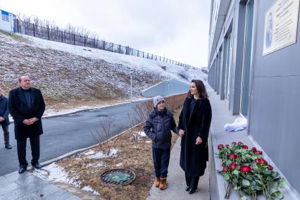 Владивосток. Сын Григорий и вдова главного редактора `Комсомольской правды` Владимира Сунгоркина Татьяна Безрукова на церемонии открытия мемориальной доски в честь Владимира Сунгоркина на корпусе Школы гуманитарных наук и искусств на кампусе Дальневосточного федерального университета (ДВФУ) на острове Русский.