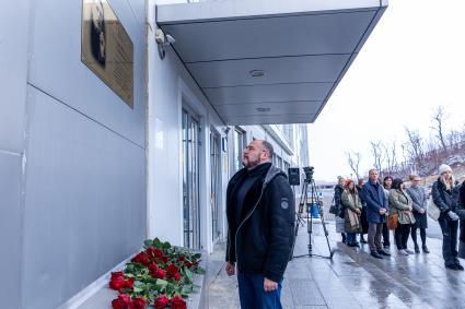 Владивосток. Мэр Владивостока Константин Шестаков на церемонии открытия мемориальной доски в честь главного редактора `Комсомольской правды` Владимира Сунгоркина на корпусе Школы гуманитарных наук и искусств на кампусе Дальневосточного федерального университета (ДВФУ) на острове Русский.