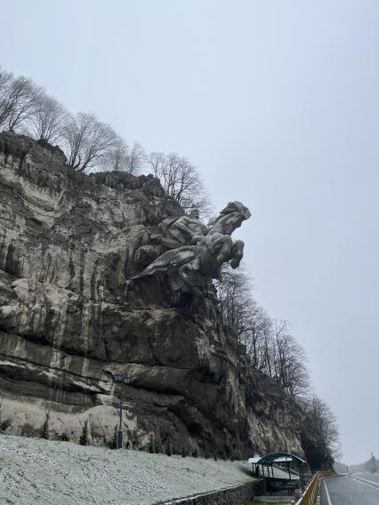 Северная Осетия. Алагирский район. Памятник Уастырджи в Алагирском ущелье.