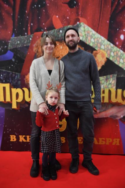 Москва. Иван Добронравов с семьёй на премьере фильма `Приключения Тедди ` в кинотеатре`Синема Стар Европейский`.