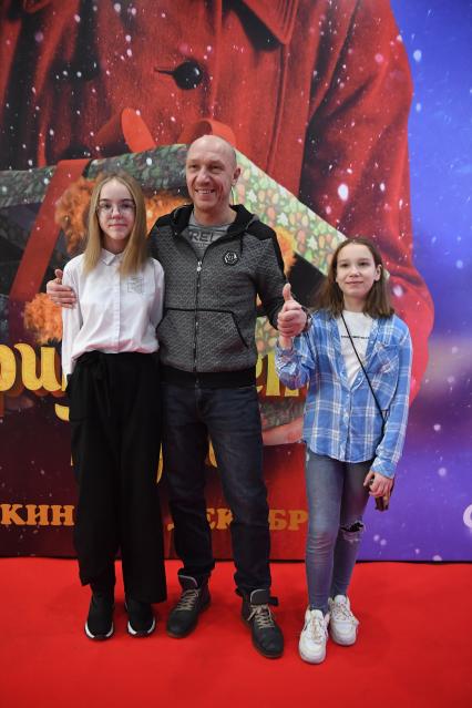 Москва. Актер Максим Коновалов с дочками на премьере фильма `Приключения Тедди ` в кинотеатре`Синема Стар Европейский`.