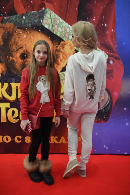 Москва. Актриса Алена Чехова с дочерью на премьере фильма `Приключения Тедди ` в кинотеатре`Синема Стар Европейский`.