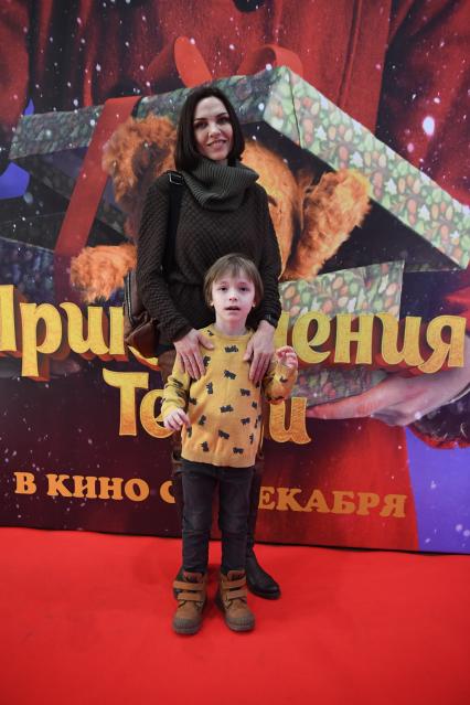 Москва. Экс-блестящая Надя Ручка с ыном Львом
на премьере фильма `Приключения Тедди ` в кинотеатре`Синема Стар Европейский`.