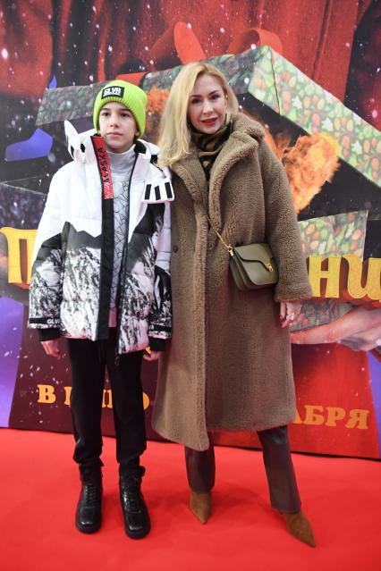 Москва. Фигуристка Анастасия Гребенкина с сыном Иваном на премьере фильма `Приключения Тедди ` в кинотеатре`Синема Стар Европейский`.