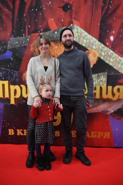 Москва. Иван Добронравов с семьёй на премьере фильма `Приключения Тедди ` в кинотеатре`Синема Стар Европейский`.