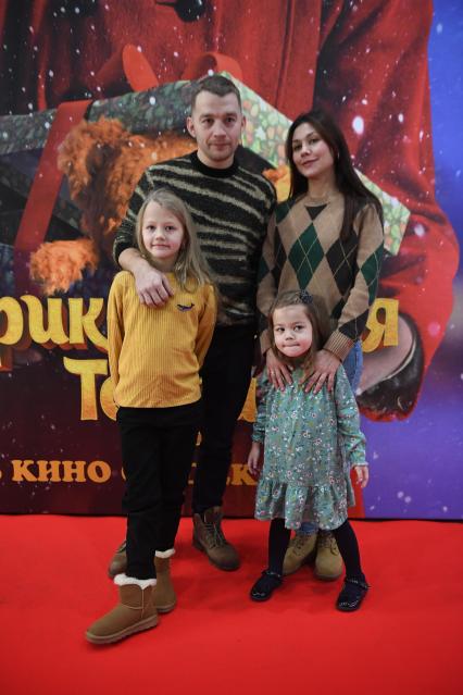Москва. Актер Адексей Демидов с семьей на премьере фильма `Приключения Тедди ` в кинотеатре`Синема Стар Европейский`.