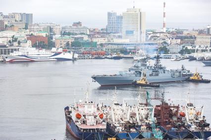 Владивосток. Фрегат `Маршал Шапошников` во время постановки кораблей Тихоокеанского флота (ТОФ) ко Дню военно-морского флота (ВМФ) 2022 в бухте Золотой Рог.