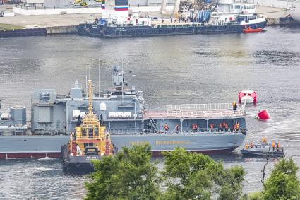 Владивосток. Фрегат `Маршал Шапошников` во время постановки кораблей Тихоокеанского флота (ТОФ) ко Дню военно-морского флота (ВМФ) 2022 в бухте Золотой Рог.