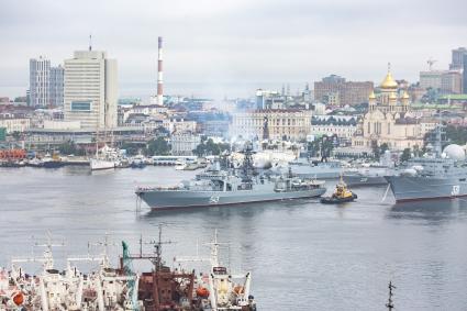 Владивосток. Фрегат `Маршал Шапошников` во время постановки кораблей Тихоокеанского флота (ТОФ) ко Дню военно-морского флота (ВМФ) 2022 в бухте Золотой Рог.