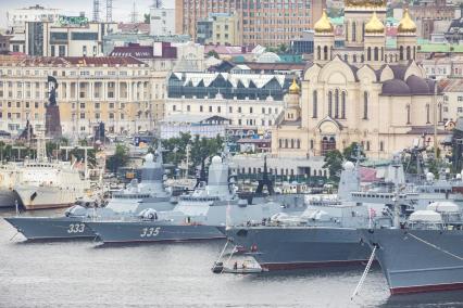 Владивосток. Корветы `Совершенный` (слева), `Громкий` (второй слева) во время постановки кораблей Тихоокеанского флота (ТОФ) ко Дню военно-морского флота (ВМФ) 2022 в бухте Золотой Рог.