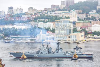 Владивосток. Фрегат `Маршал Шапошников` во время постановки кораблей Тихоокеанского флота (ТОФ) ко Дню военно-морского флота (ВМФ) 2022 в бухте Золотой Рог.